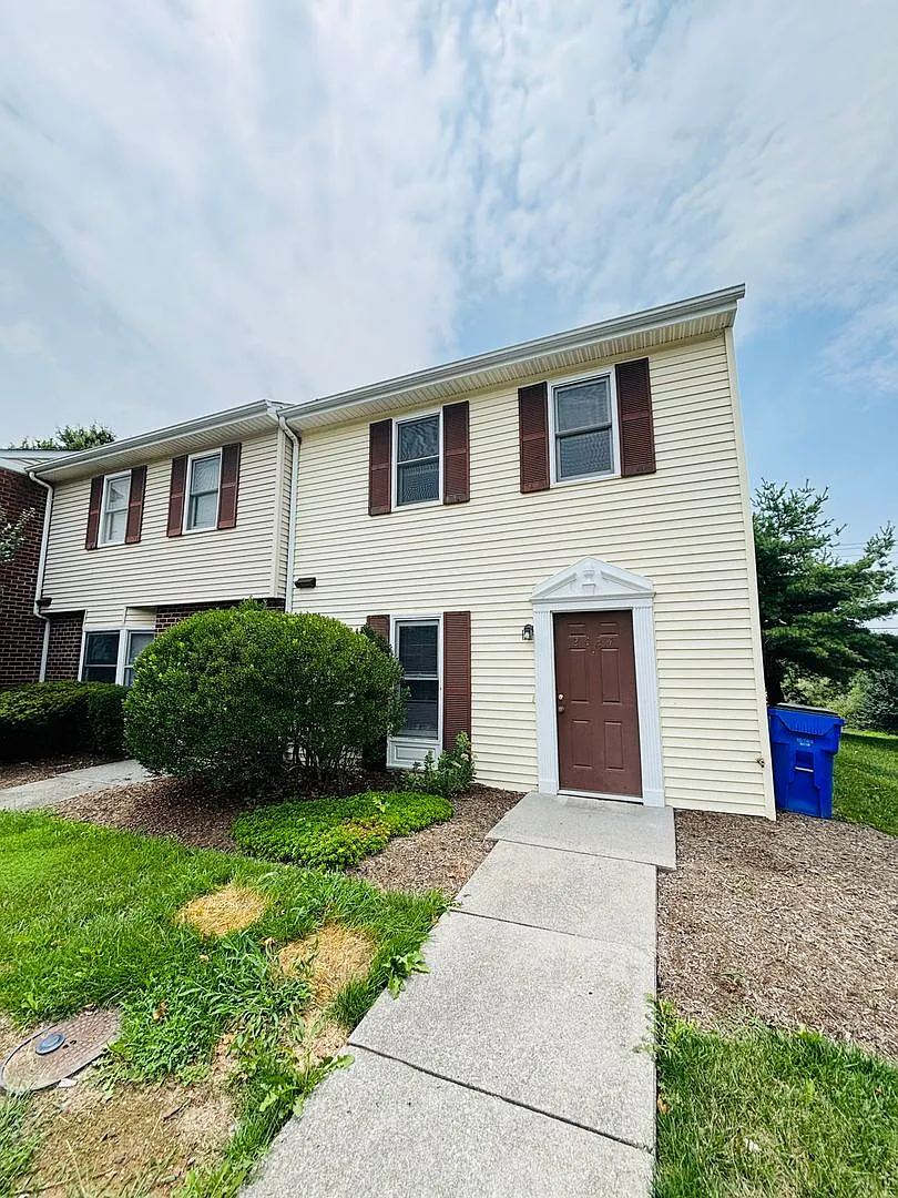 3 Bedroom 2.5 Half Bath Townhouse — Photo 1