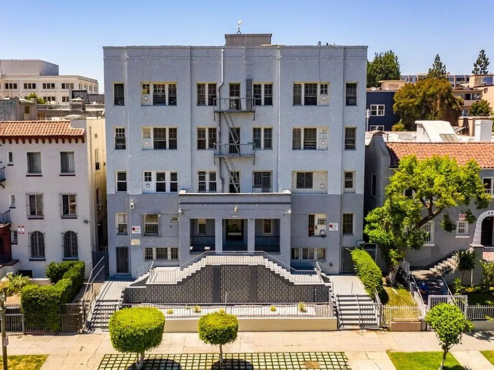 447 S. Rampart Blvd - Studio & 1 Bedroom Apartment!