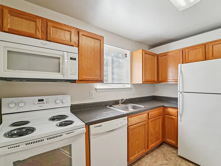 2BR, 1.5BA - 939SF - Vacant - Kitchen
