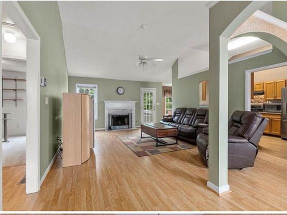 2nd image of 940 Grace Dr