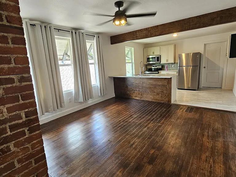 627 W Crawford St #202 — Photo 9