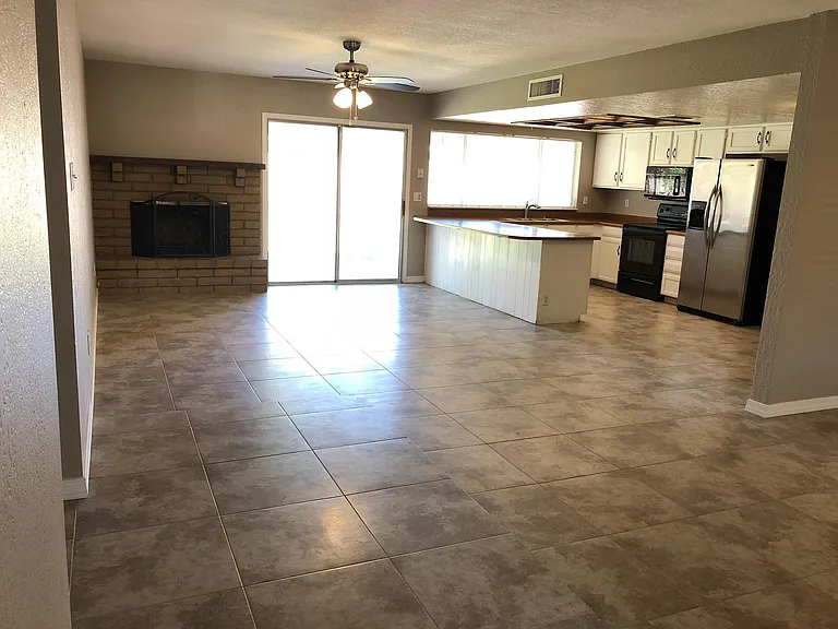 2502 W Summit Pl — Photo 2