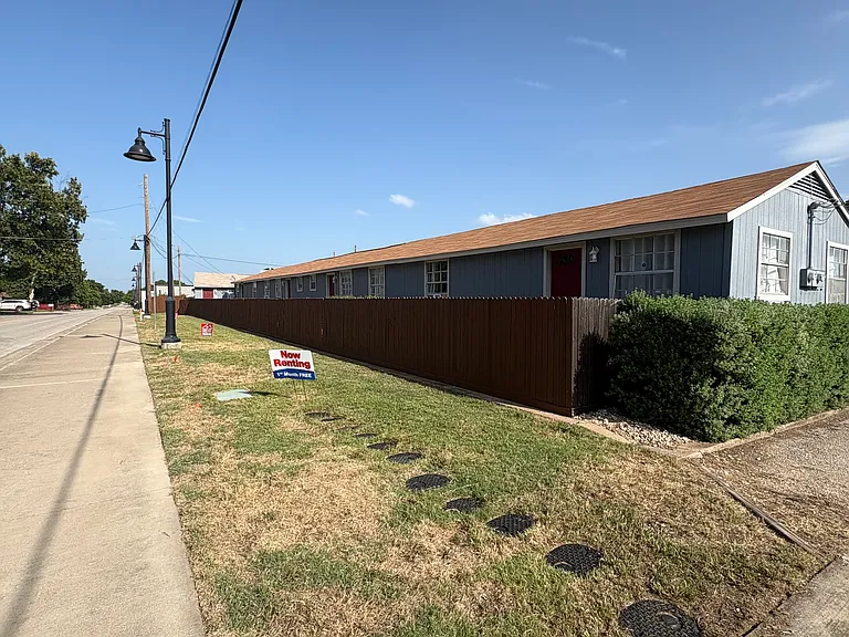710 E Avenue G #5 — Photo 2