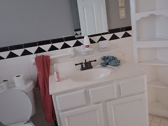 5th image of 1351 E Mallory Ave