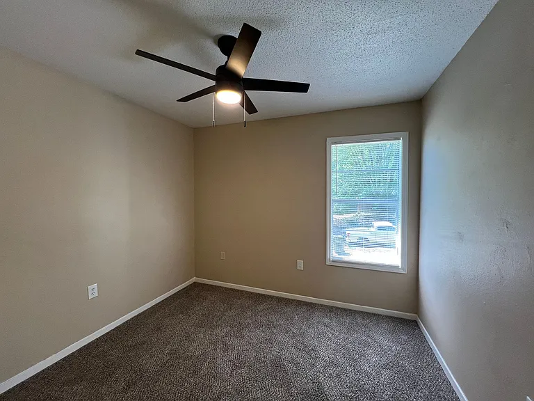 724 Blackstone Ln — Photo 10