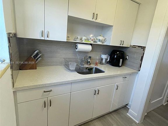 4th image of 643 SW 11th St #12