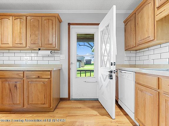 4th image of 450 Noble Rd