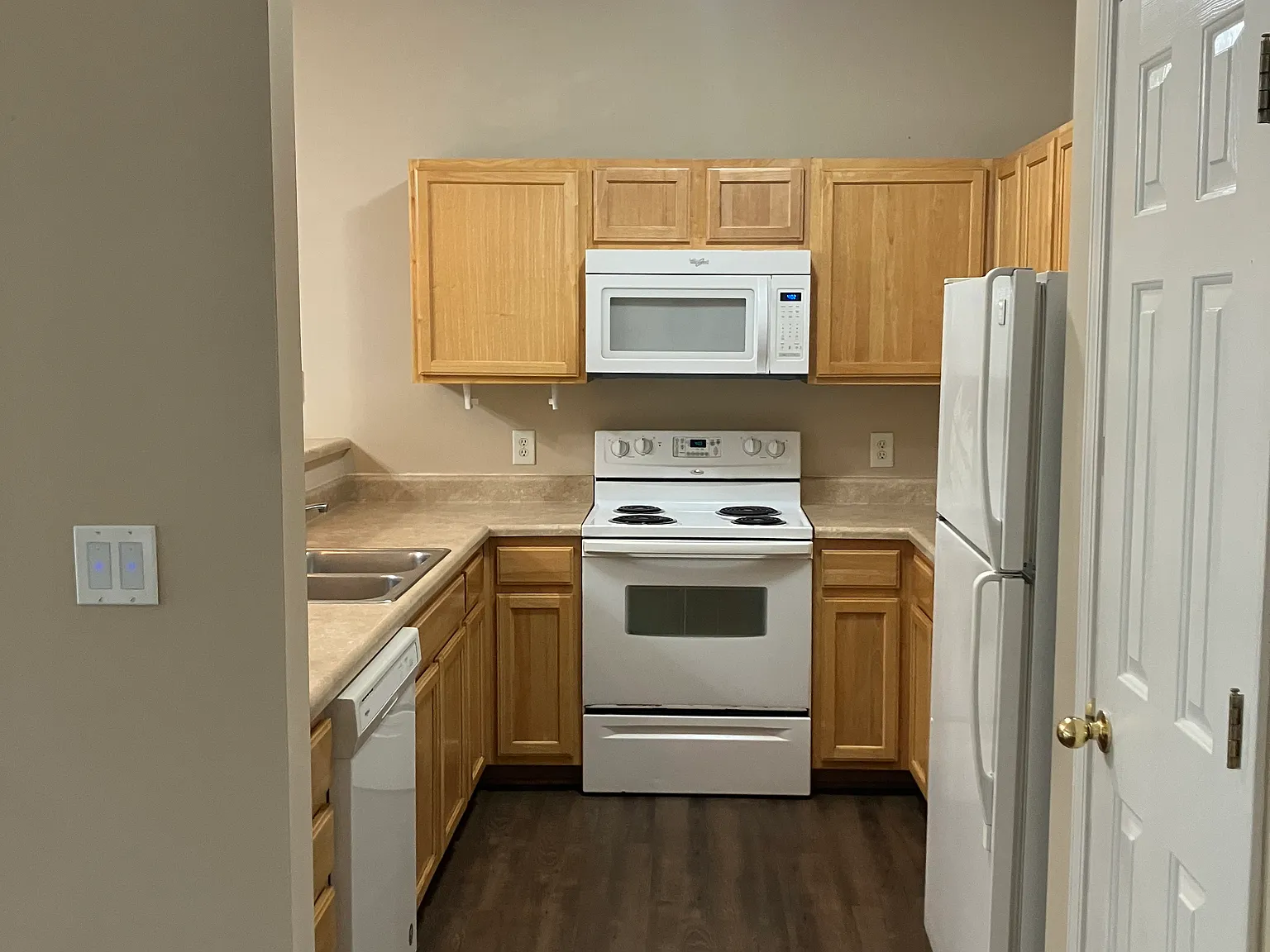 3 bed, 2.5 bath, 1645 sqft, $2,100 — Photo 4
