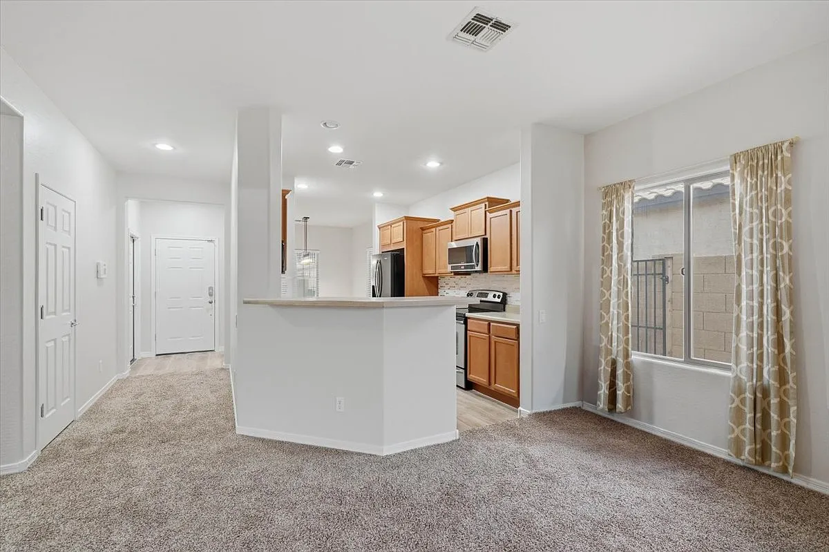 4 bed, 1638 sqft, $2,395 — Photo 4