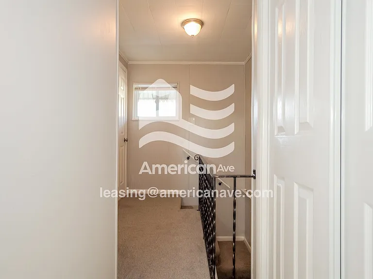 516892_013_wm_-_hallway_13323240.jpg
