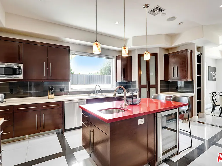 841 N Crescent Heights Blvd — Photo 8