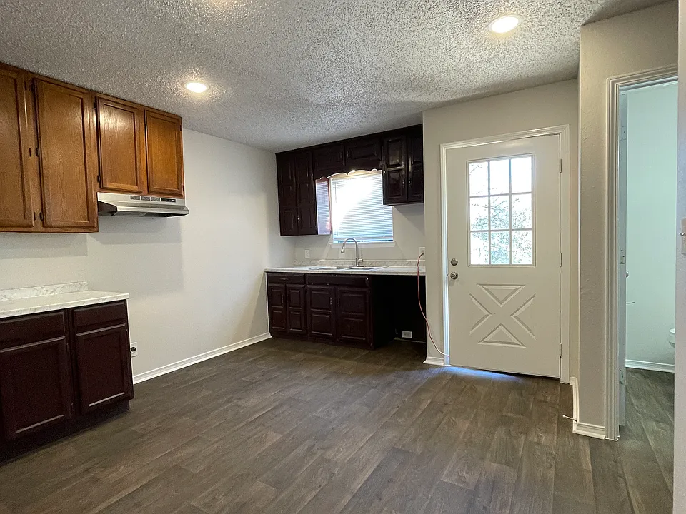 107 W Groves St #7