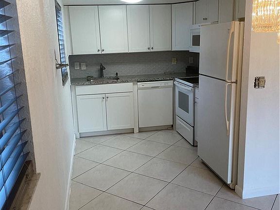 3rd image of 252 Tuscany #252