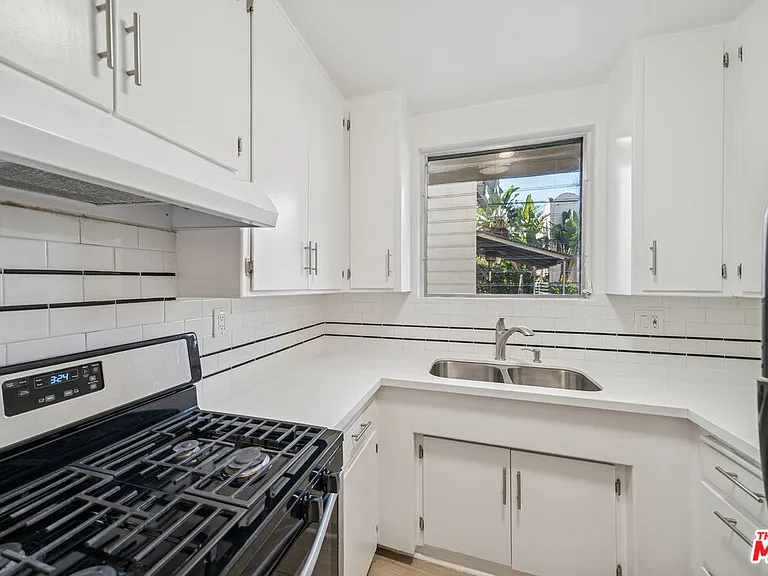 1215 N Hayworth Ave #104 — Photo 5