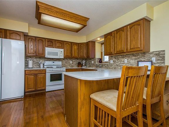 4th image of 409 NW Skyline Dr