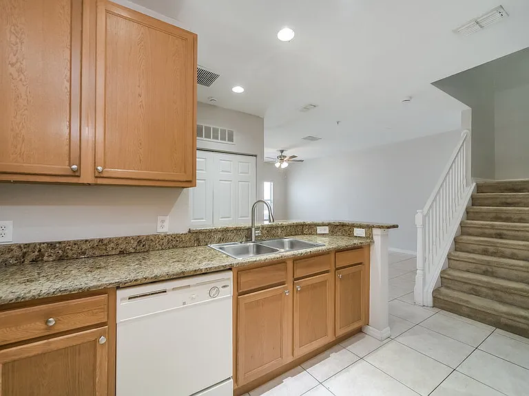 2460 Grand Central Pkwy #9 — Photo 10