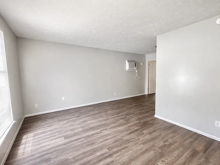 336 E Webster St — Photo 3