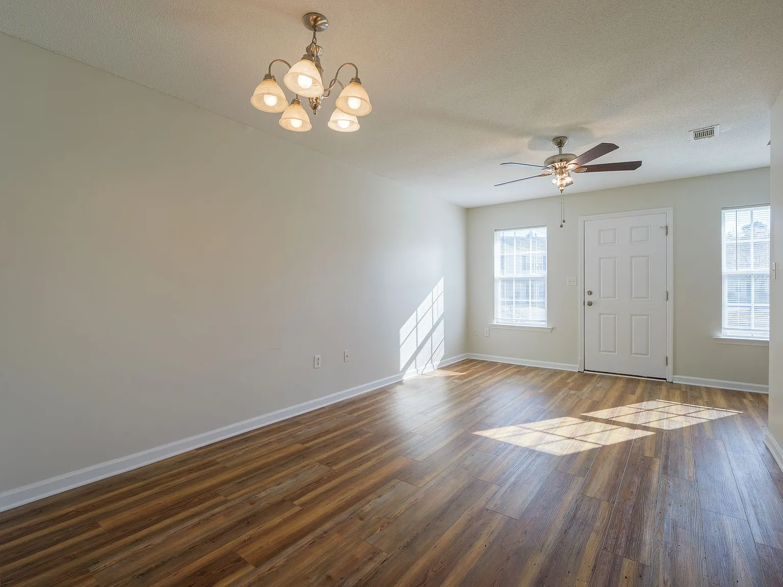 Beautiful 2bedroom 2.5 bath Townhome — Photo 4