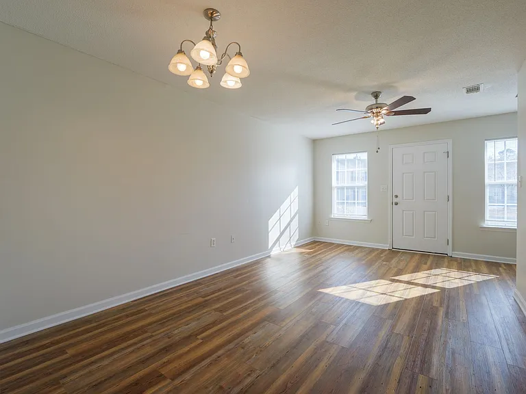 Beautiful 2bedroom 2.5 bath Townhome — Photo 1