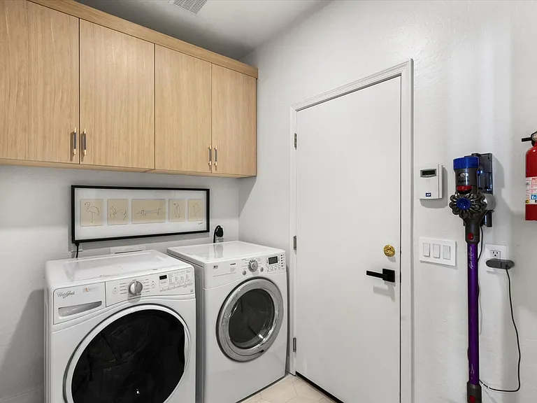 1084 E Susan Ln — Photo 21