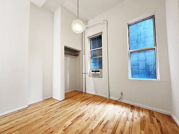 4th image of 535 Graham Ave APT 1L