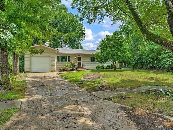 2nd image of 1810 SW Kent Pl