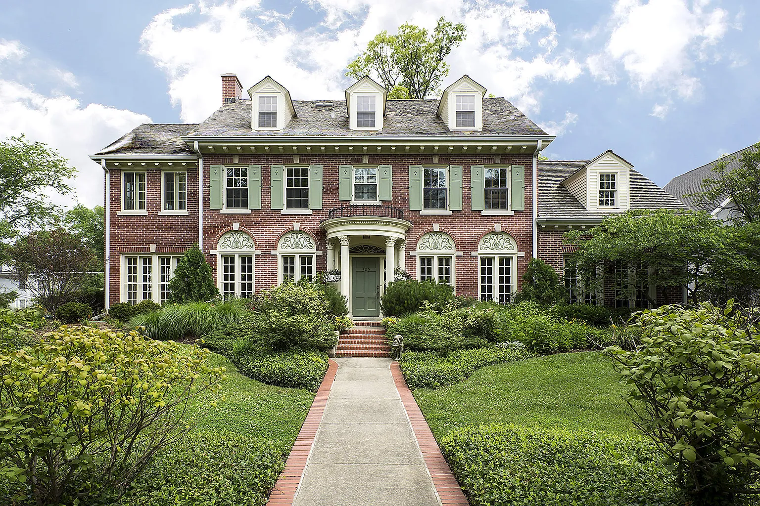 389 Woodlawn Ave photo 1