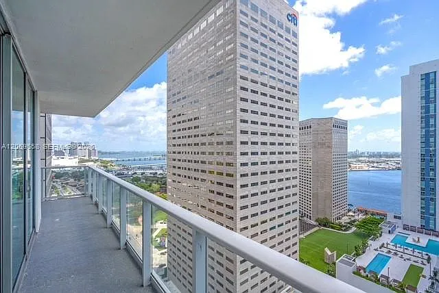 Met 1 Condo — Photo 2