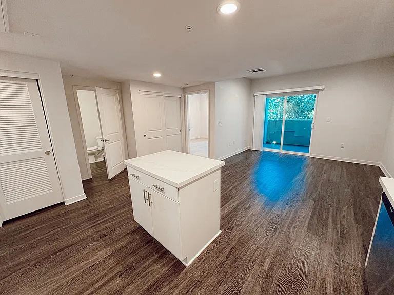 6332 Woodman Ave #5 — Photo 5