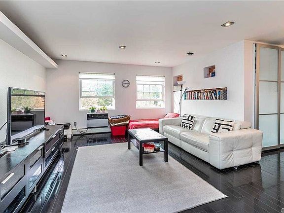 5th image of 208-04 Estates Dr #U123