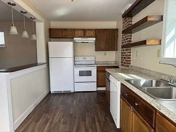 Entrance/kitchen
