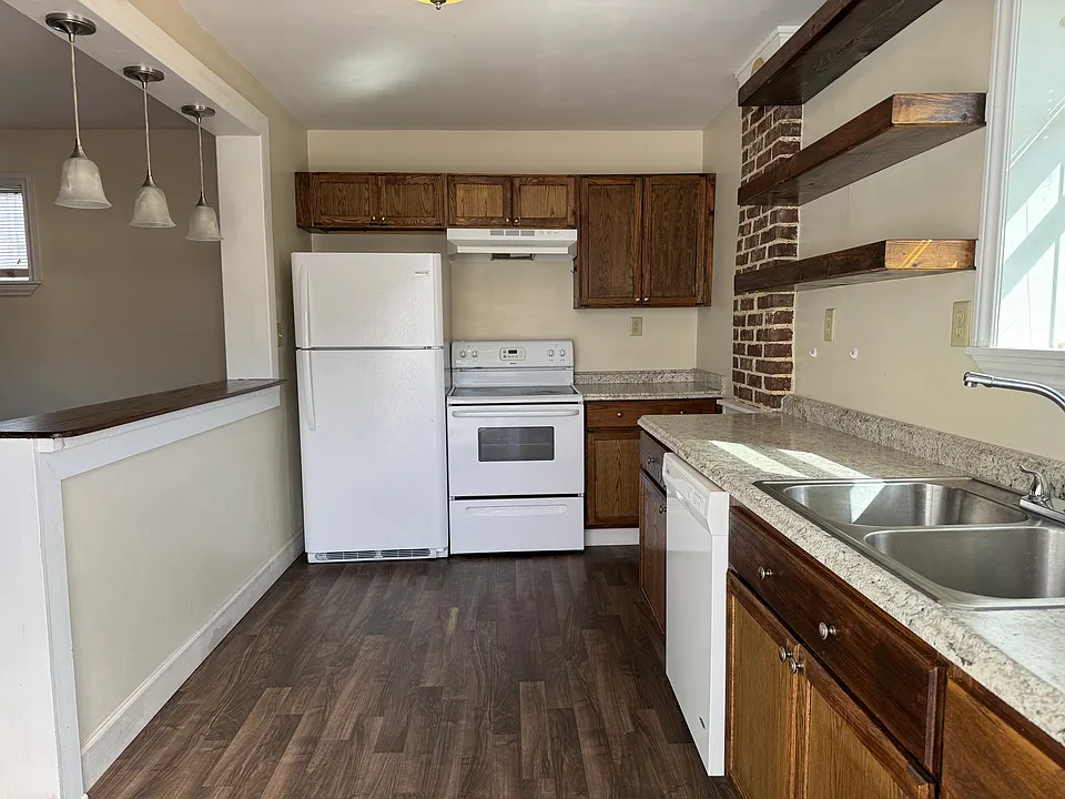 Entrance/kitchen