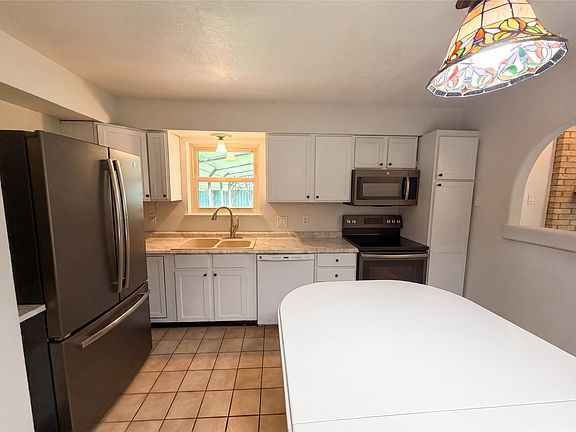 2nd image of 208 Dakota Dr