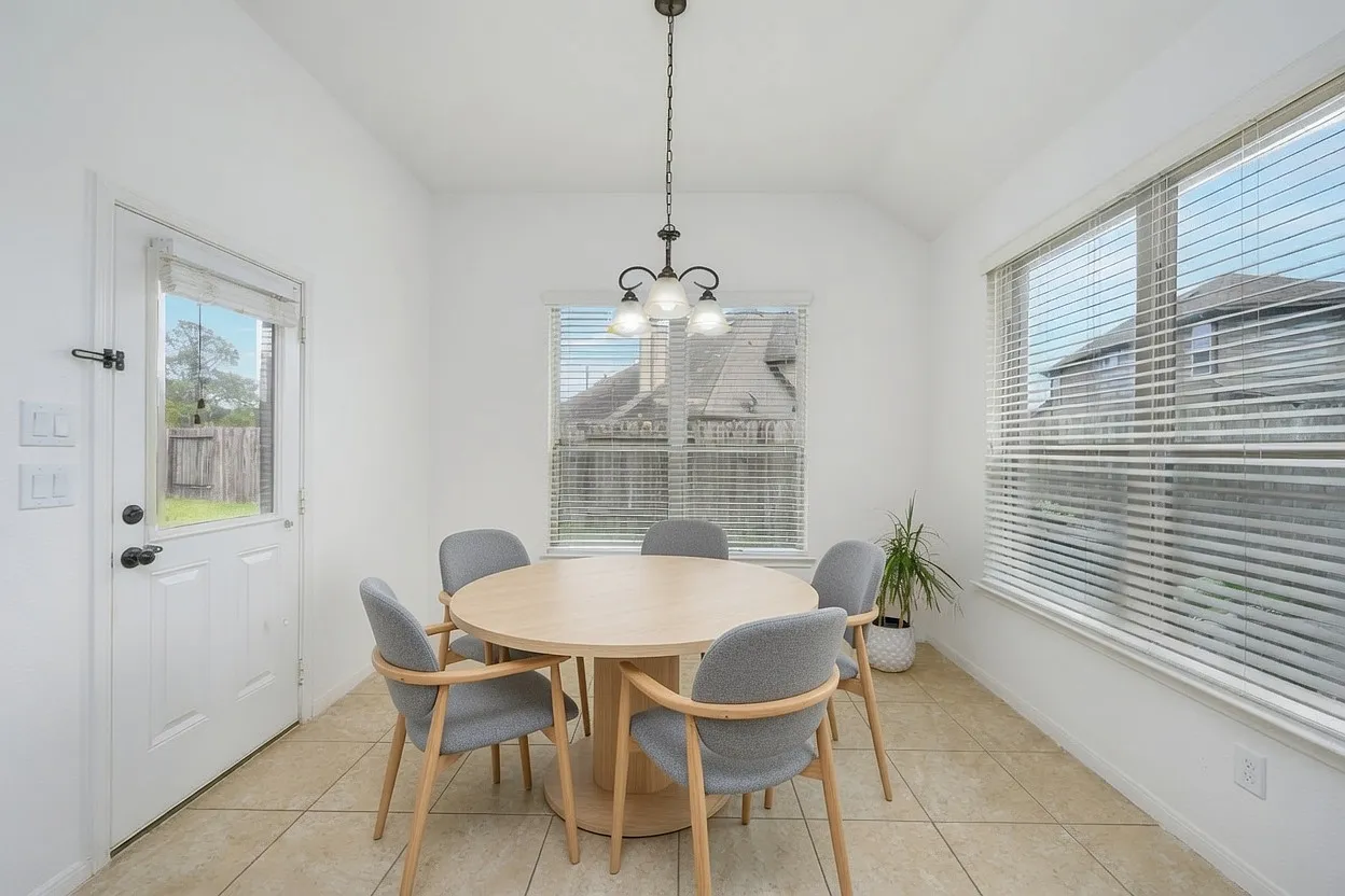 4 bed, 2782 sqft, $2,850 — Photo 2