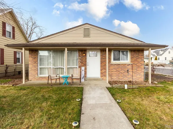 30772 Adams Dr, Gibraltar, MI 48173