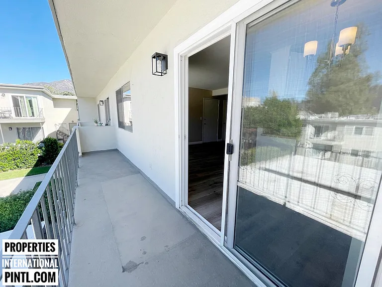 2851 Montrose Ave — Photo 24