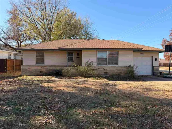 2236 John St, Ponca City, OK 74601