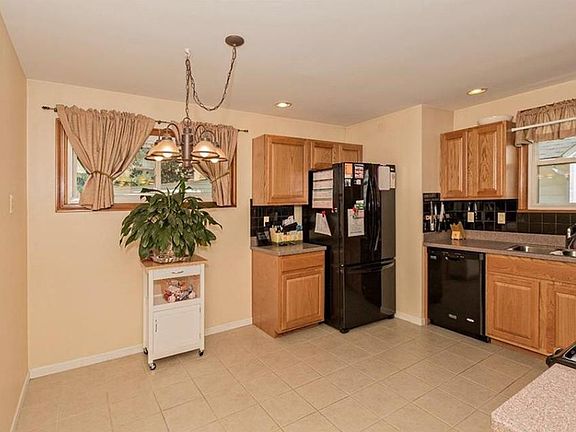 4th image of 1576 Parker Dr