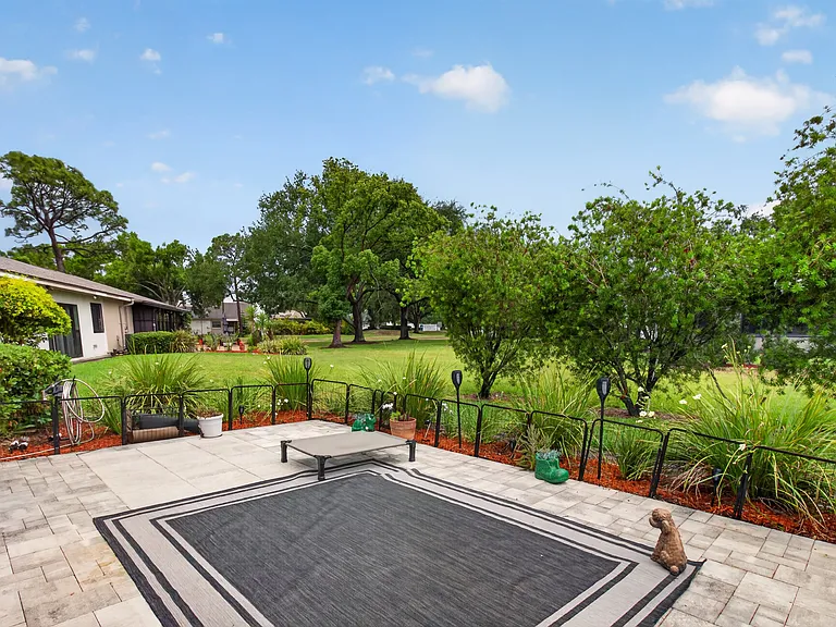 320 Michaels Cir — Photo 31