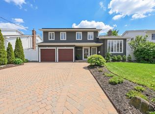2635 S Seamans Neck Rd, Seaford, NY 11783