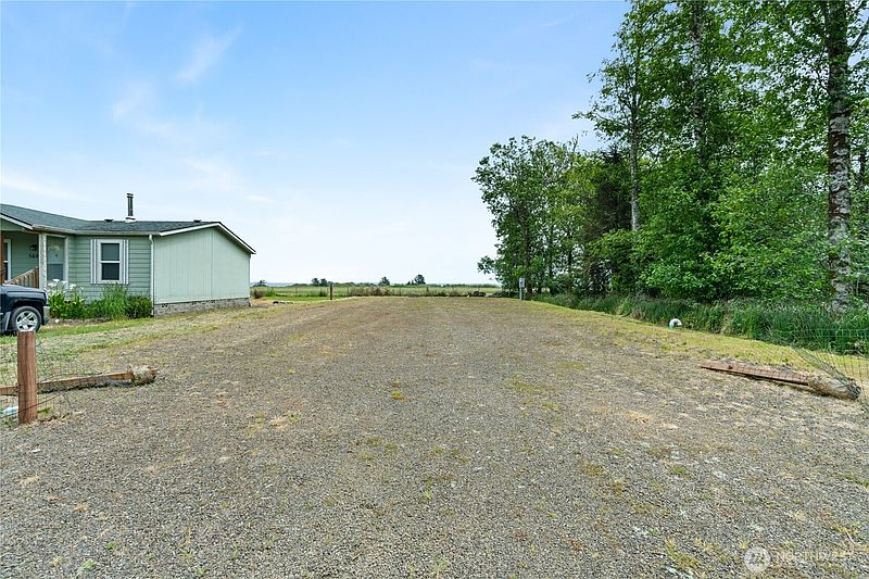 5th image of 556 Duck Lake Drive NE