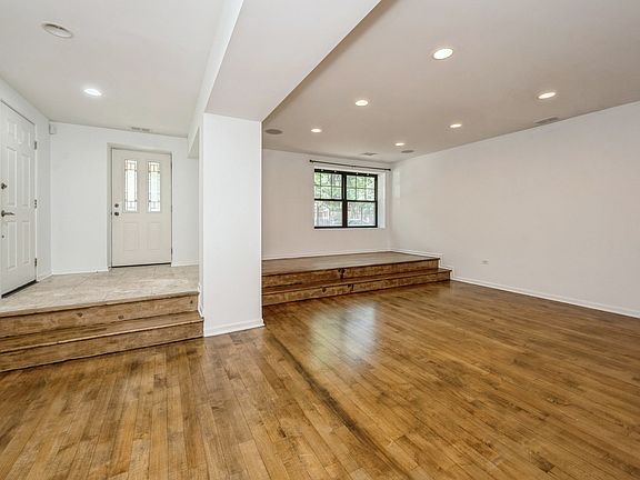 3rd image of 928 E Hyde Park Blvd Unit 1
