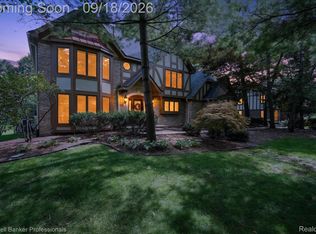 293 Kirksway Ln, Lake Orion, MI 48362