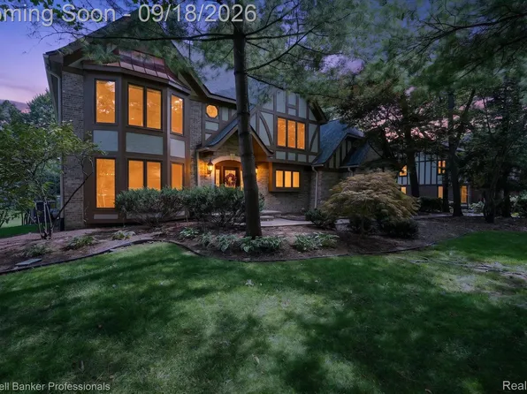 293 Kirksway Ln, Lake Orion, MI 48362