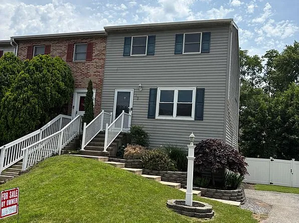 12 Mall Rd, Etters, PA 17319