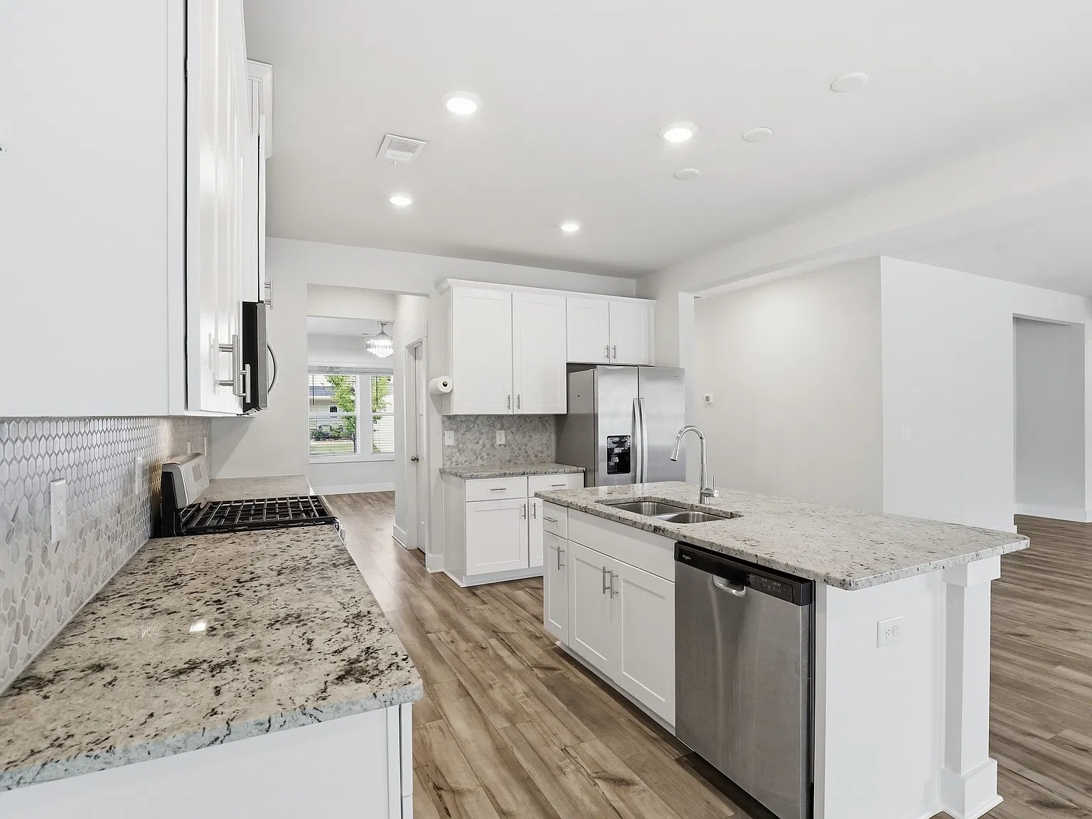 5 bed, 3896 sqft, $3,500 — Photo 2