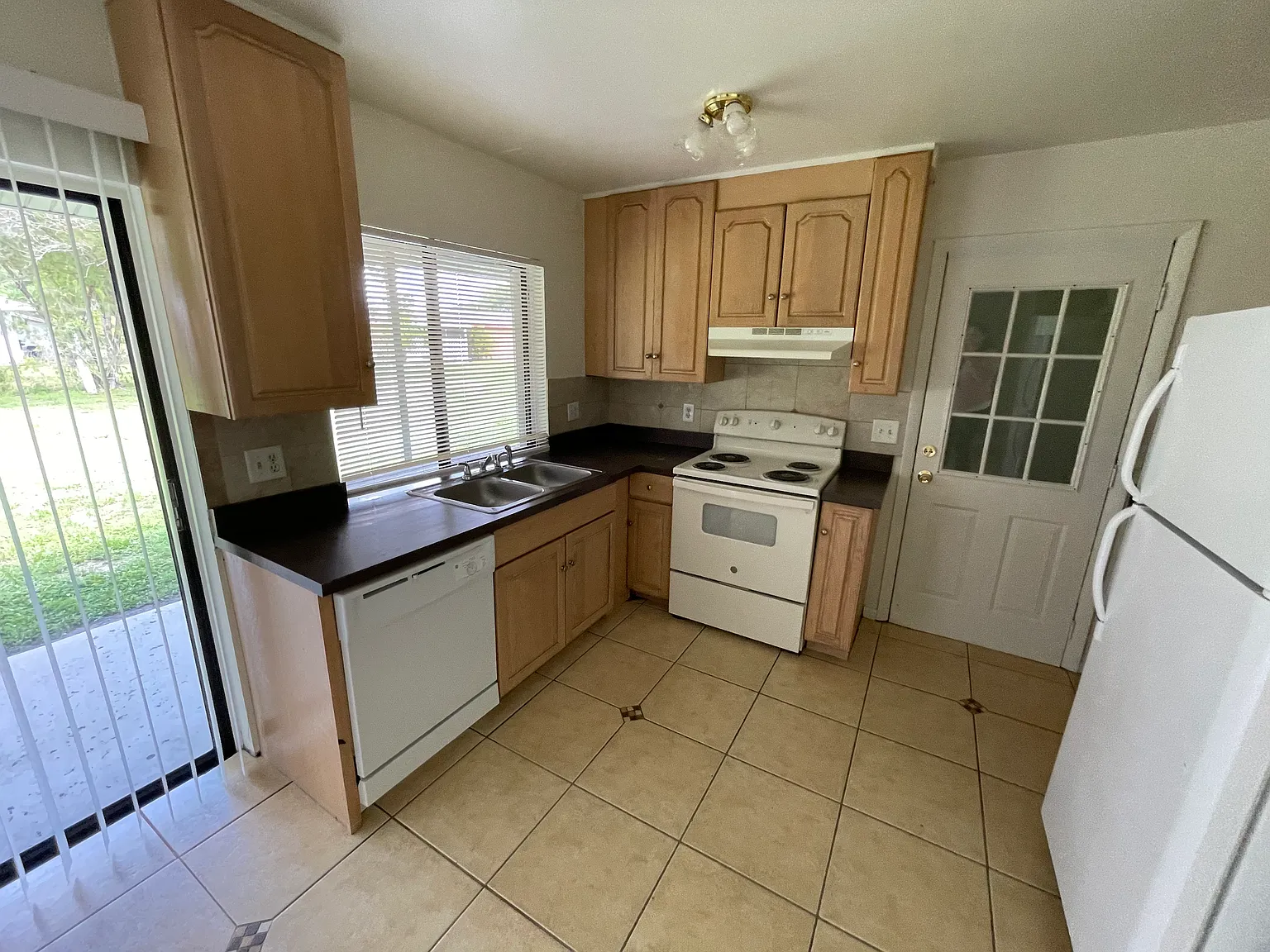 Cozy 3 Bed, 2 Bath home, available now! — Photo 4
