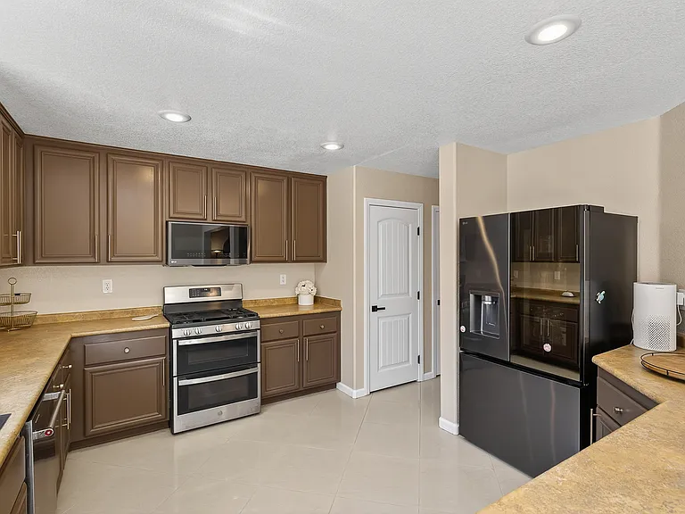 10847 Iona Island Ave — Photo 25