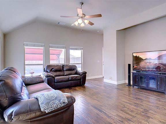 3rd image of 712 Lighthouse Ln