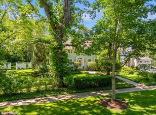 1010 Hubbard Pl, Winnetka, IL 60093